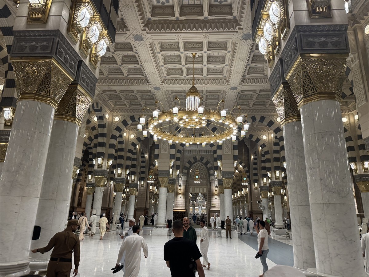 Mekke'de hac vazifesini tamamlayarak Kabe'ye veda eden hacıların, Hazreti Muhammed'in nuruyla...