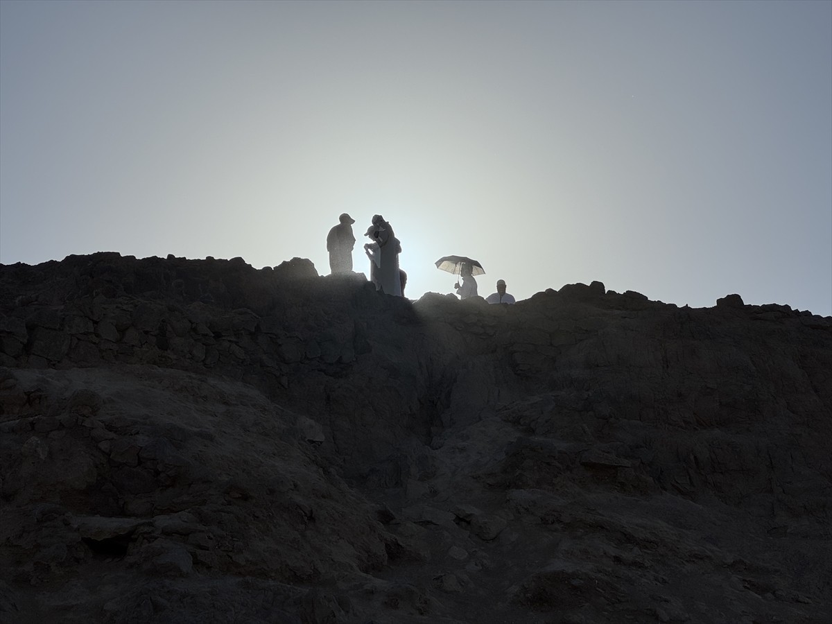 Mekke'de hacı olan Müslümanlar, mübarek topraklardaki ikinci durakları Medine'de, mukaddes mekan...