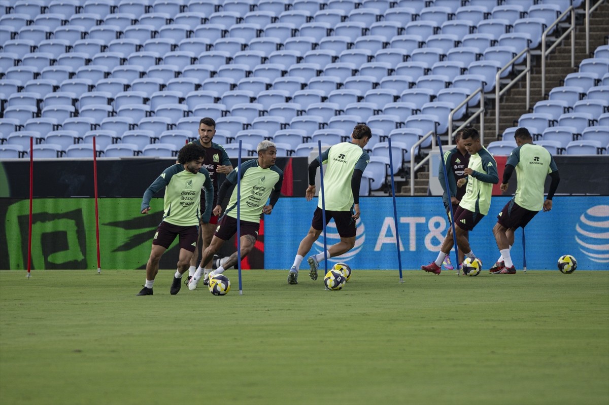 Meksika Milli Futbol Takımı, Türkiye ile yarın oynayacağı özel maçın hazırlıklarını tamamladı....