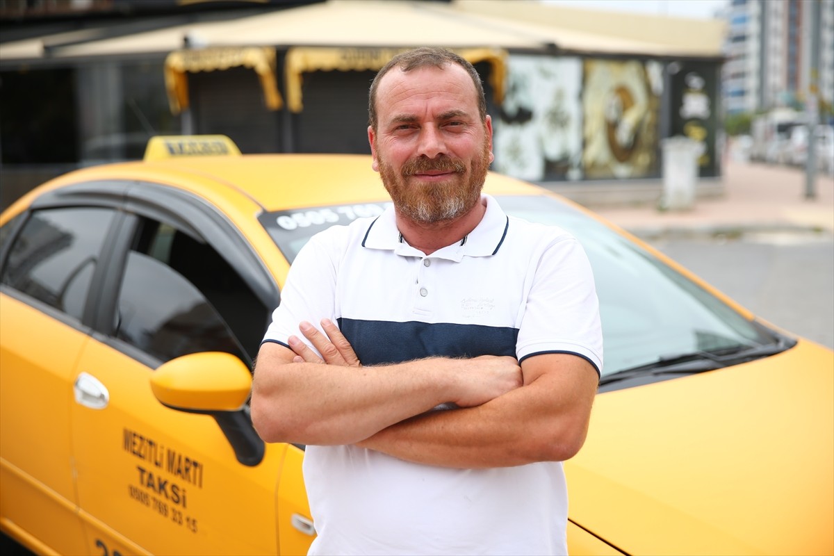 Mersin'de sürücüsünün el freni çekmeyi unutması nedeniyle hareket eden otomobili, taksici...