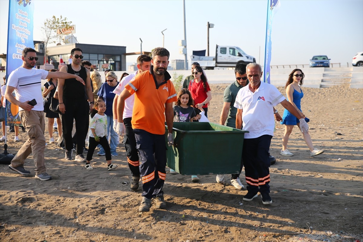 Mersin'in Akdeniz ilçesinde, "Atlas" adı verilen yeşil deniz kaplumbağası uydu takip cihazı...