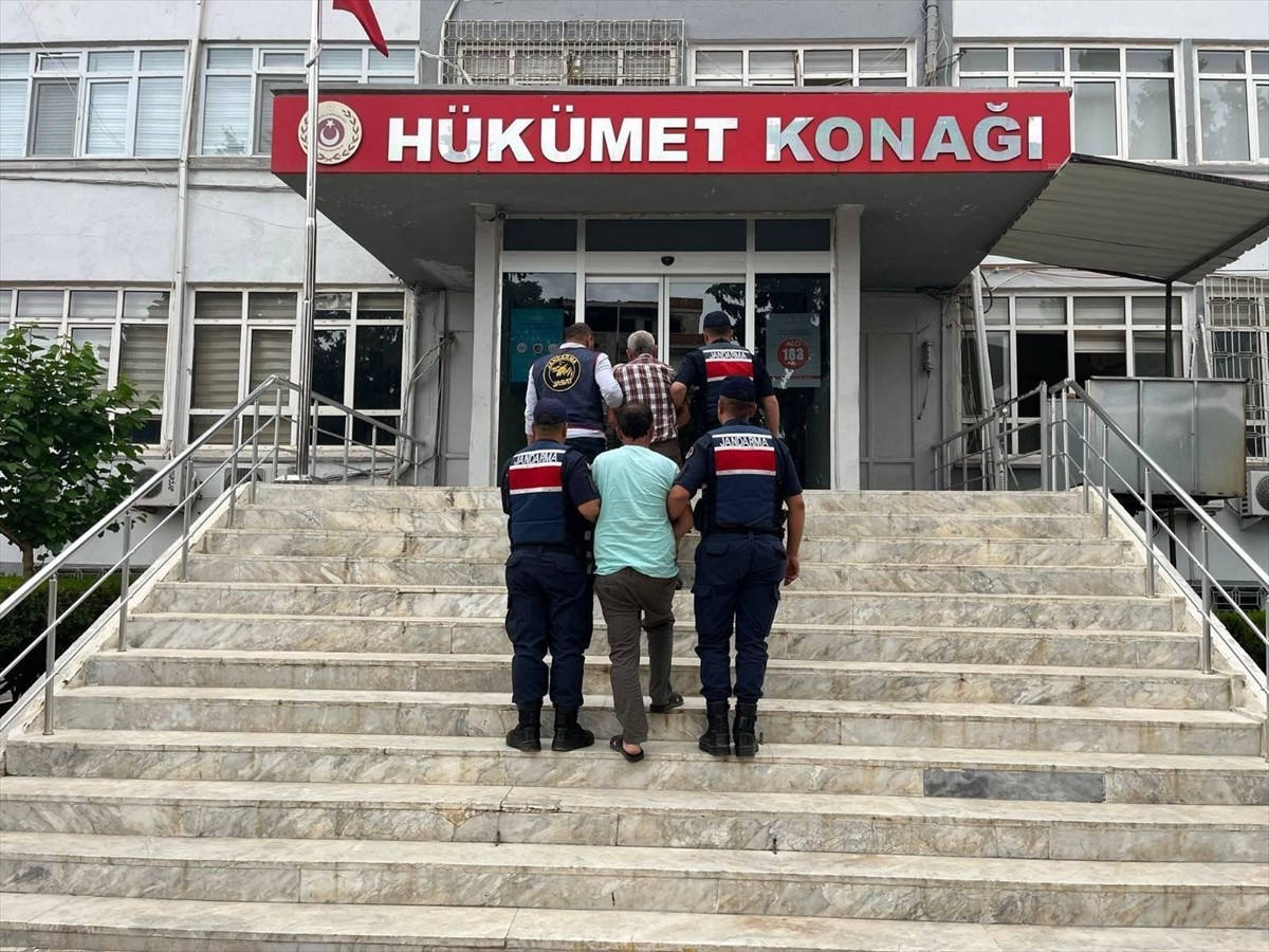 Mersin'in Gülnar ilçesinde bir kişinin 4 yıl önce öldürülmesine ilişkin gözaltına alınan 2...