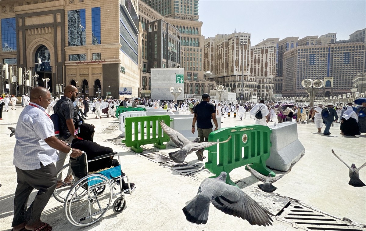 Mescid-i Haram, günün hemen hemen her saatinde yoğunluğun en çok yaşandığı hacı adaylarının büyük...