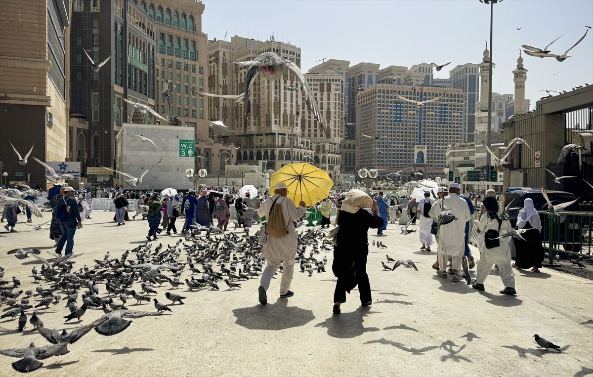 Mescid-i Haram, günün hemen hemen her saatinde yoğunluğun en çok yaşandığı hacı adaylarının büyük...