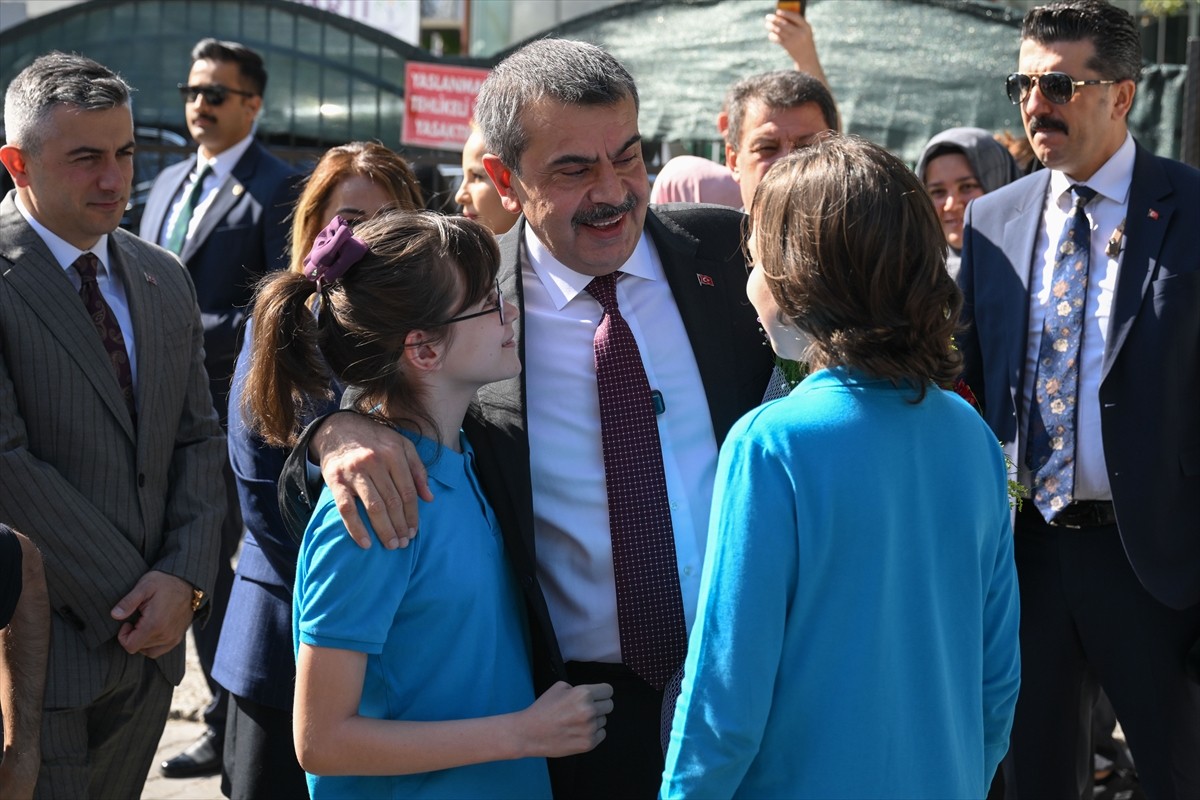 Milli Eğitim Bakanı Yusuf Tekin, Ankara'da Keçiören Şehit Mustafa Ünal Ortaokulu'ndaki "dönem sonu...