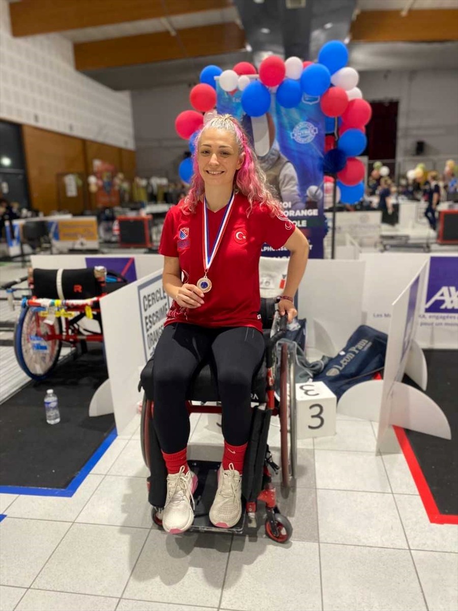 Milli para eskrimci Şenay Güner, Fransa'da düzenlenen Satellite Turnuvası'nda 2 madalya...