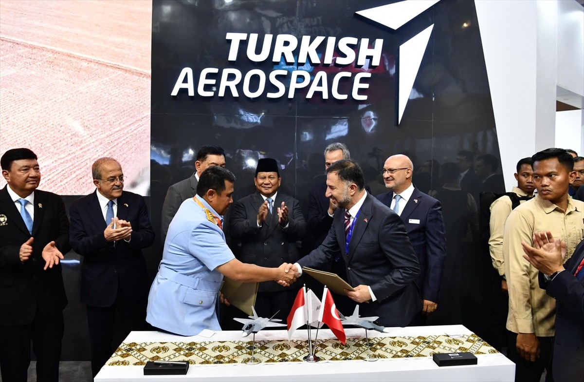 Milli Savunma Bakan Yardımcısı Şuay Alpay (sol 2), Genelkurmay İkinci Başkanı Orgeneral Kemal Yeni...