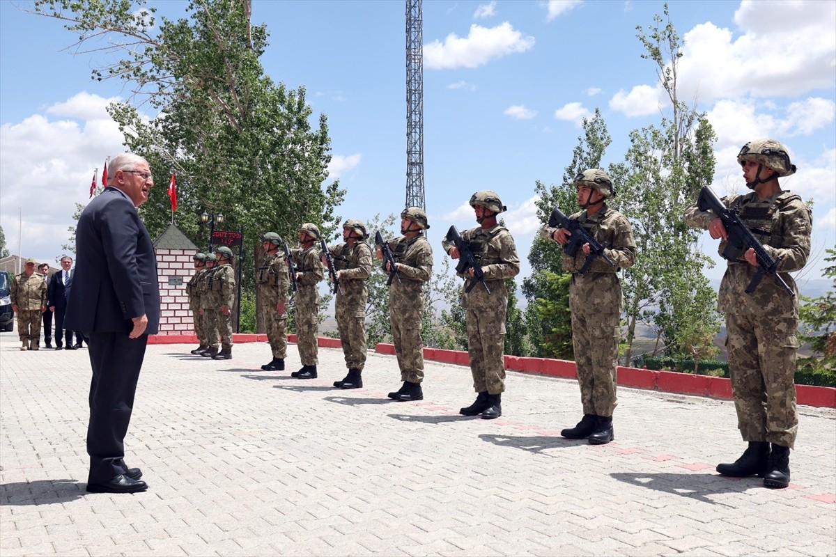 Milli Savunma Bakanı Yaşar Güler, beraberindeki komutanlarla İran sınır hattında inceleme ve...