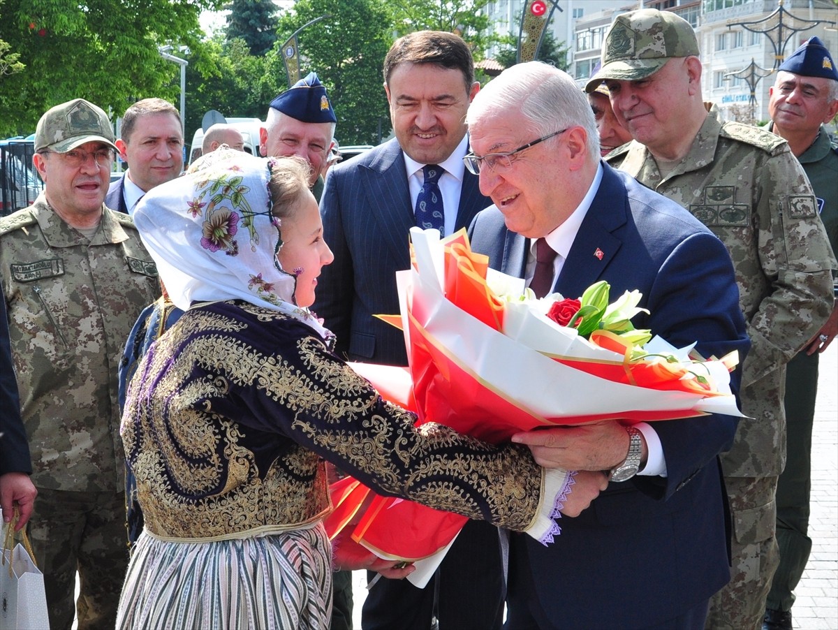 Milli Savunma Bakanı Yaşar Güler, Kütahya Valiliğine ziyarette bulundu. Bakan Güler, çiçeklerle...