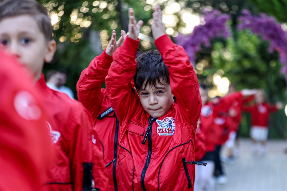 Milli Teknoloji Hamlesi vizyonuyla üretilen yerli araçları öğretmenlerinin desteğiyle...
