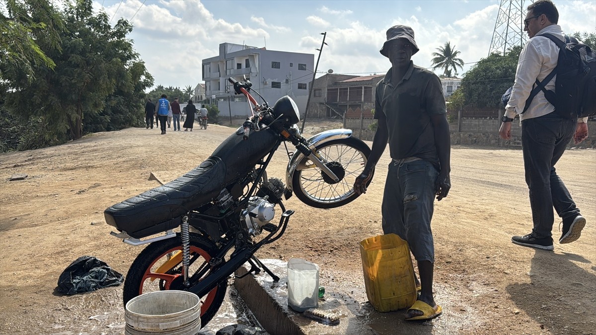 Mozambik'in Tete kentinde Kurban Bayramı hazırlıklarını sürdüren halk, Zambezi Nehri kıyısında...