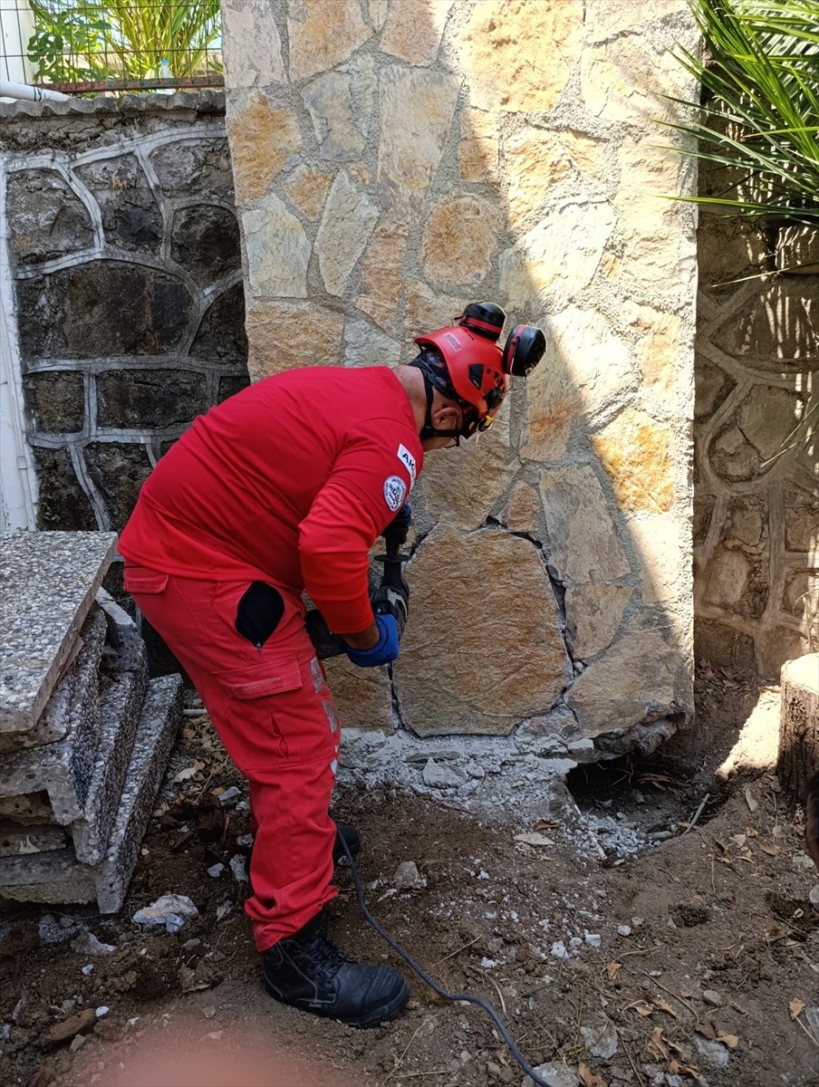 Muğla'nın Bodrum ilçesinde, apartmanın duvar boşluğunda mahsur kalan kedi, ekiplerin çalışması...