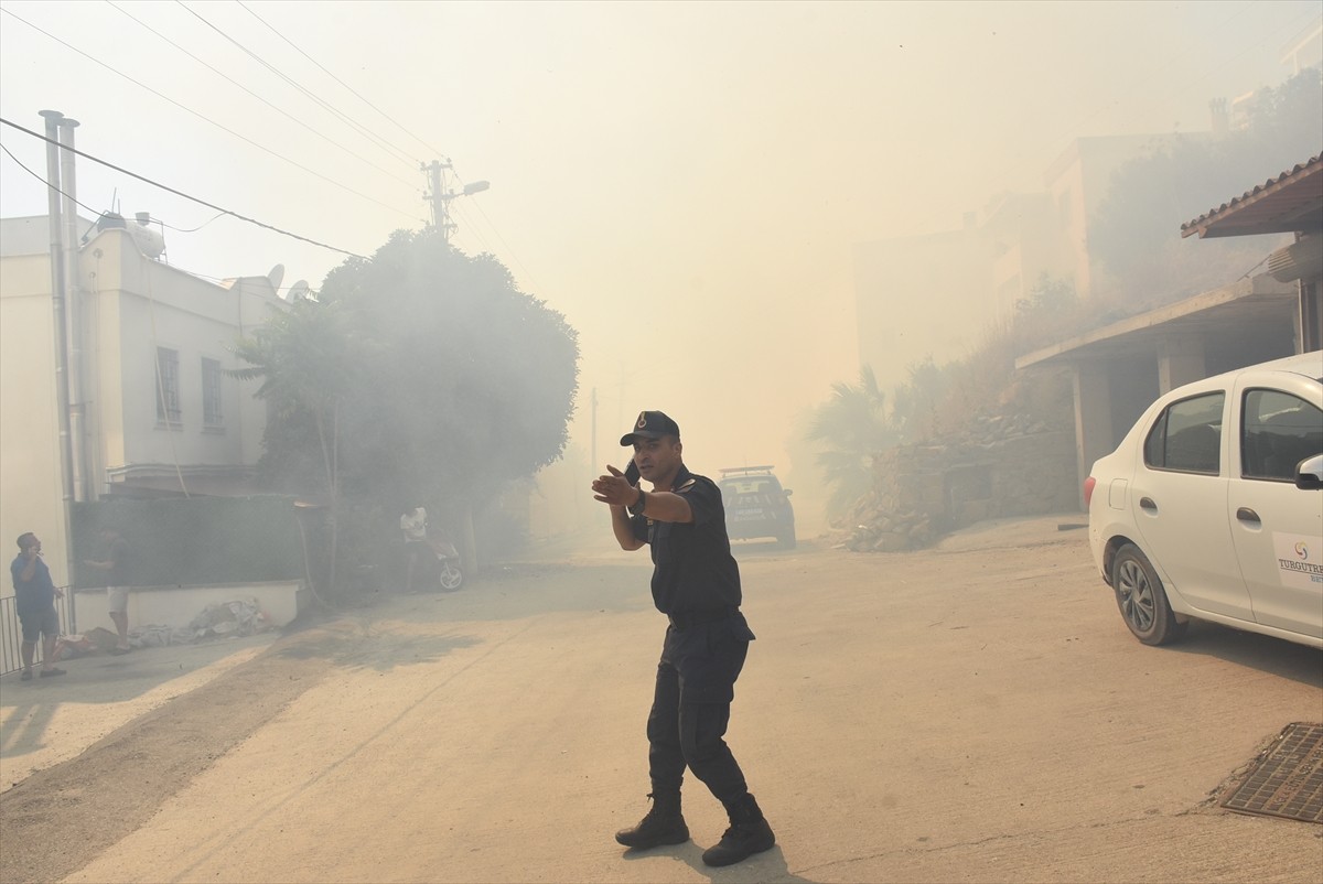 Muğla'nın Bodrum ilçesinde makilik alanda çıkan ve tarım bölgesine yayılan yangın, havadan ve...