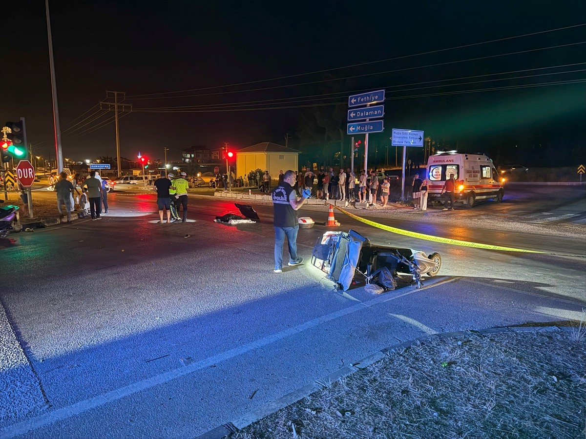 Muğla'nın Fethiye ilçesinde tırla çarpışan elektrikli motosikletin sürücüsü yaşamını...