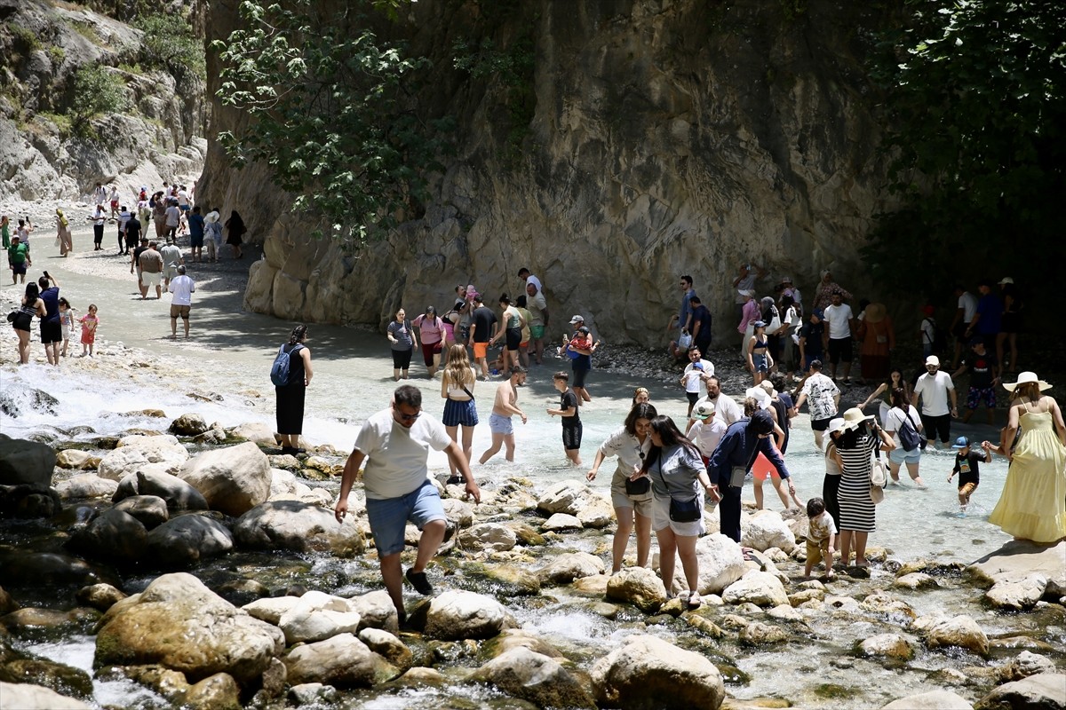 Muğla'nın Seydikemer ilçesindeki Saklıkent Kanyonu'nda, Kurban Bayramı'nın üçüncü gününde yoğunluk...