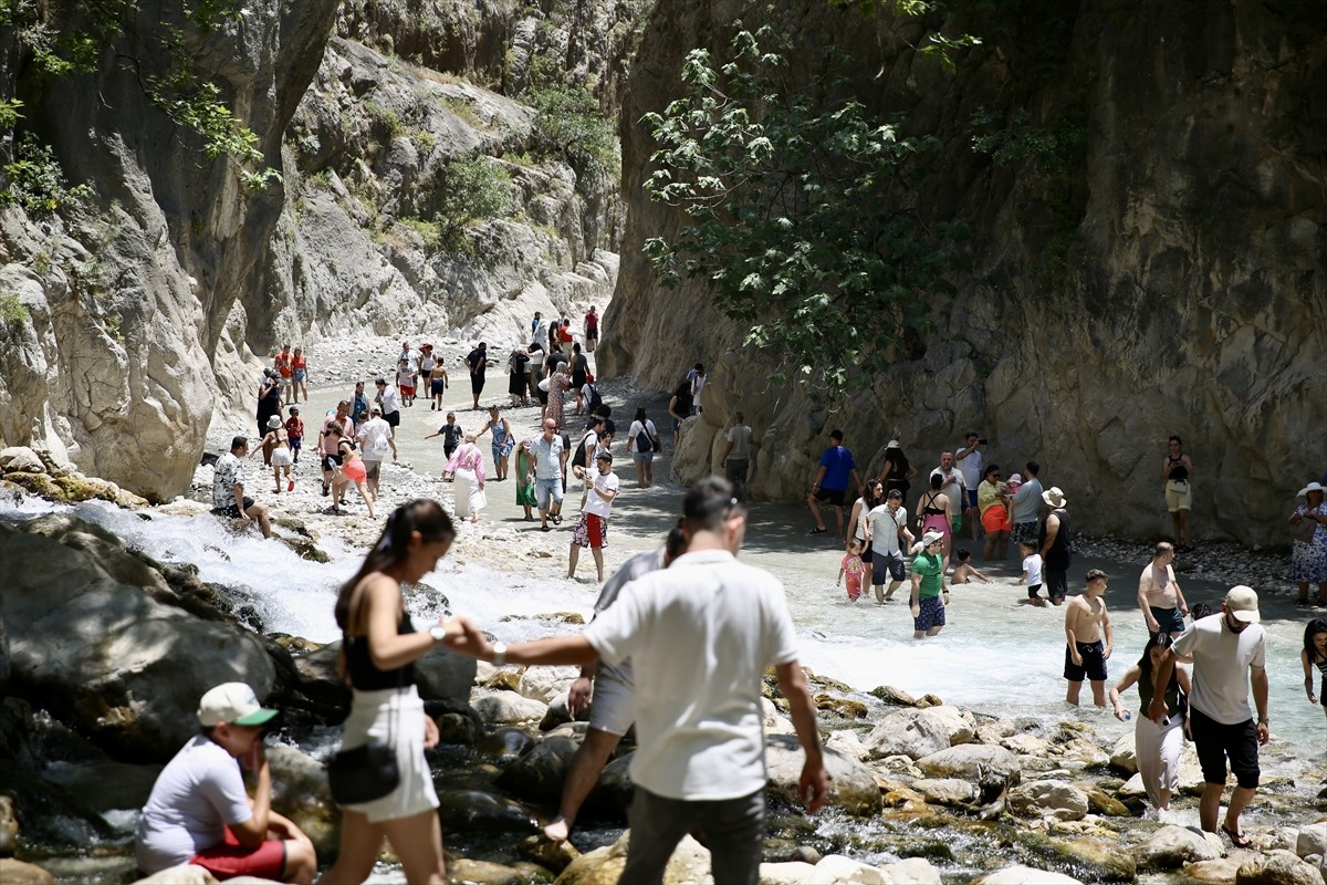 Muğla'nın Seydikemer ilçesindeki Saklıkent Kanyonu'nda, Kurban Bayramı'nın üçüncü gününde yoğunluk...