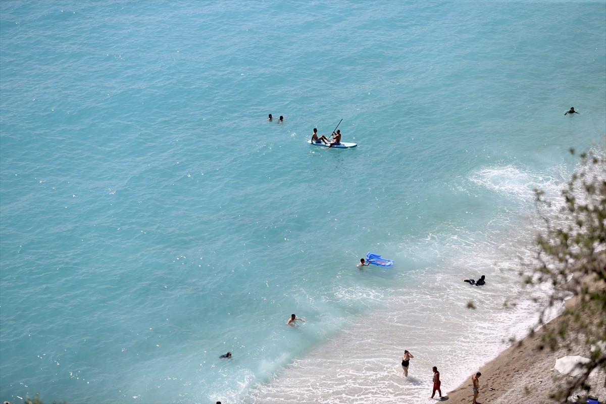 Muğla'nın turistik ilçelerindeki sahillerde, yerli ve yabancı turistler, sıcak hava dolayısıyla...