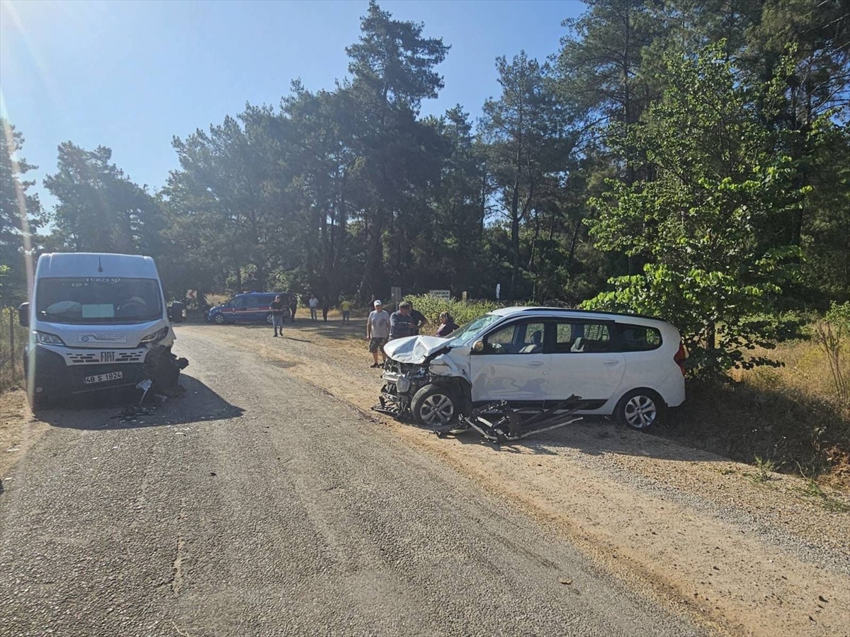 Muğla'nın Ula ilçesinde servis minibüsü ile otomobilin çarpışması sonucu 9 kişi...