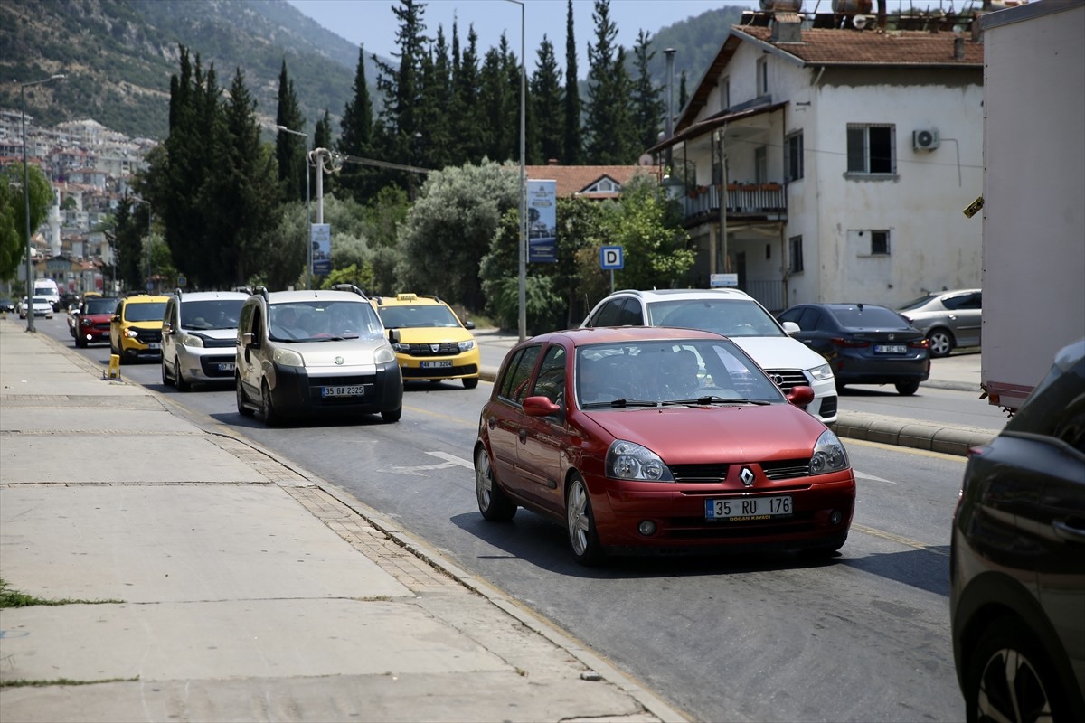 Muğla ve ilçelerinde, Kurban Bayramı'nın son gününde tatilcilerin dönüş yolculuğu trafikte...