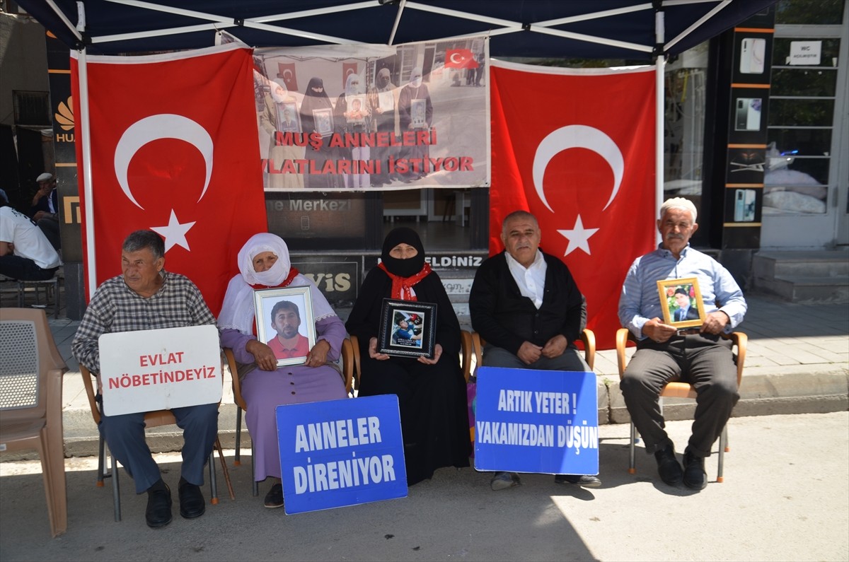Muş'ta çocukları terör örgütü PKK tarafından kaçırılan aileler, DEM Parti İl Başkanlığı binası...