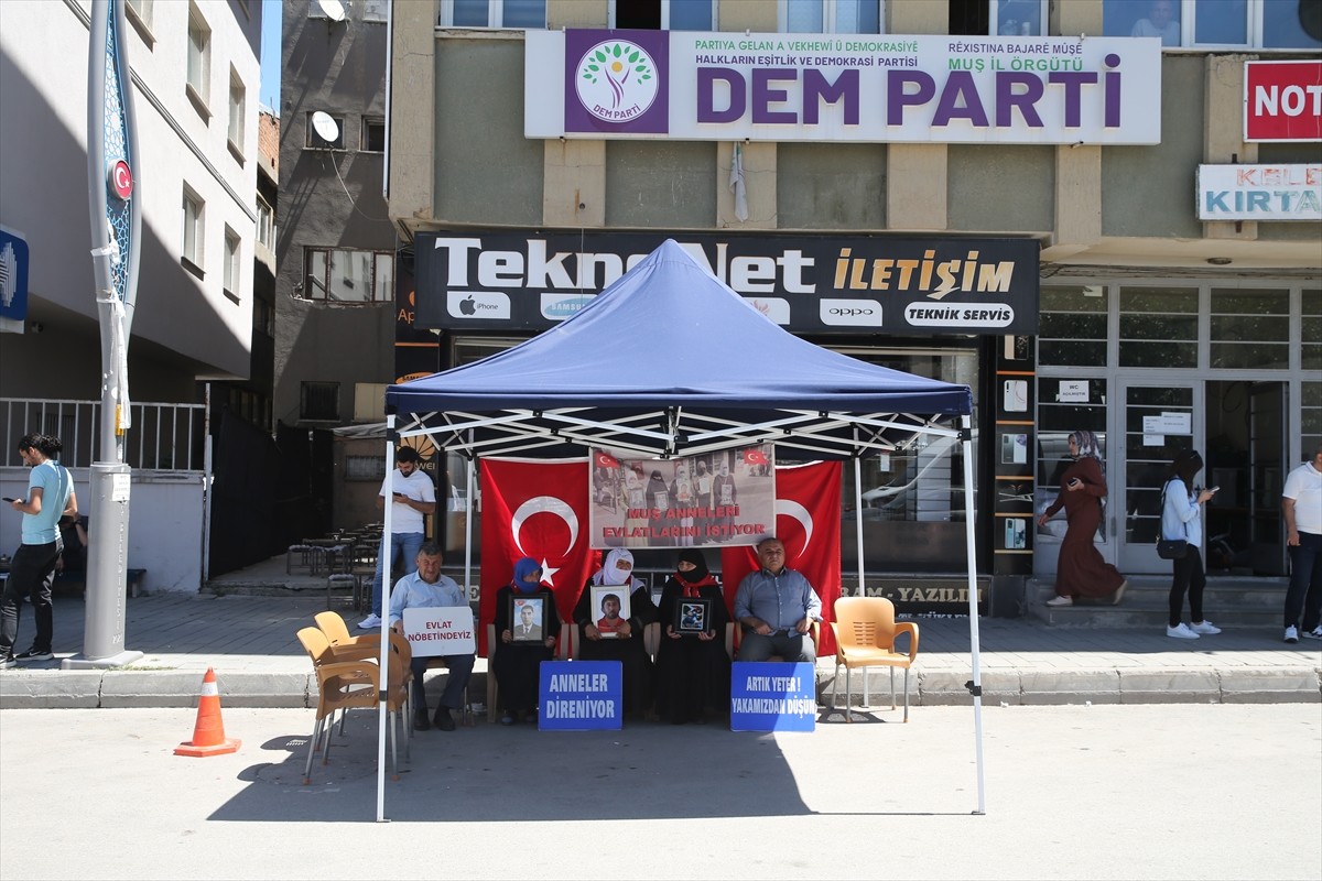 Muş'ta çocukları terör örgütü PKK tarafından kaçırılan aileler, DEM Parti İl Başkanlığı binası...