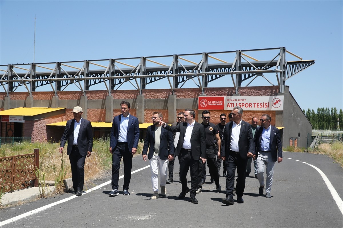 Muş'un Malazgirt Kaymakamı Göksu Bayram ile Okçular Vakfı Başkanı Hüseyin Ersan Topbaş, Malazgirt...