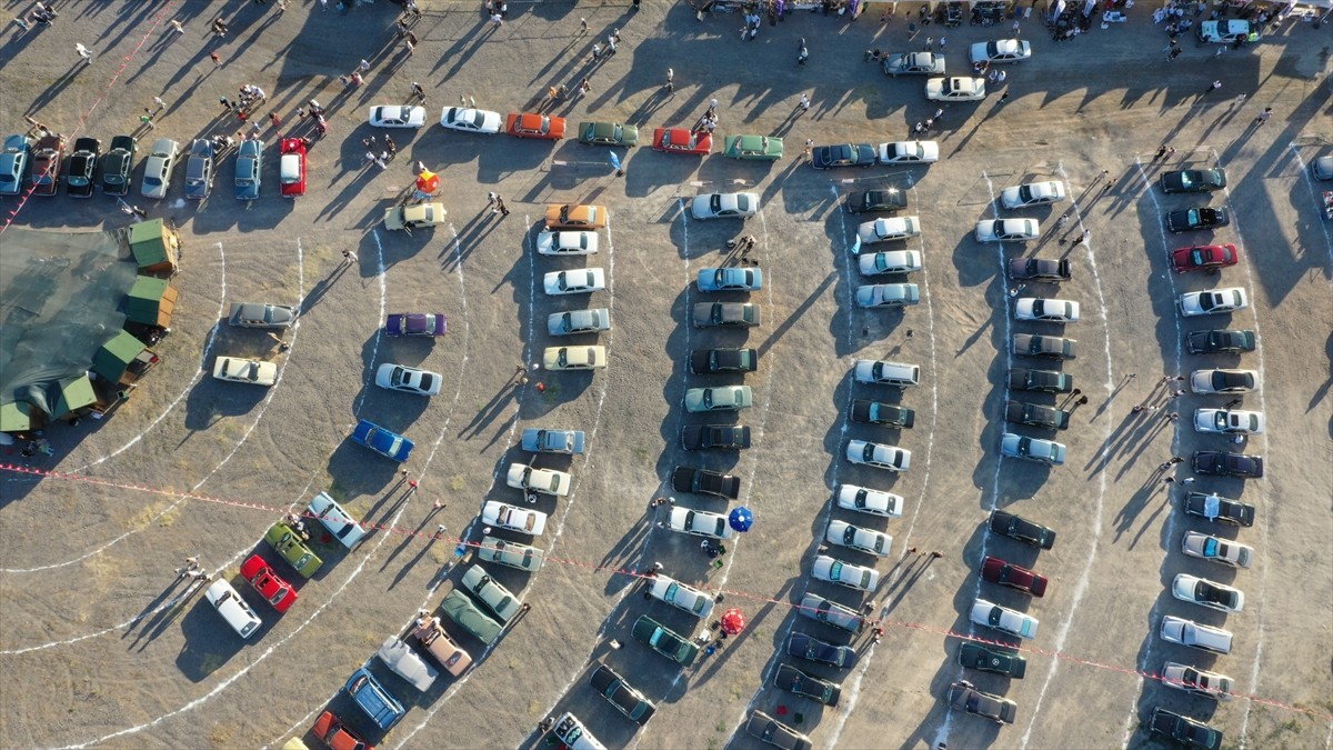Nevşehir'in Ürgüp ilçesinde klasik otomobil tutkunlarını bir araya getiren "Classic Mercedes...