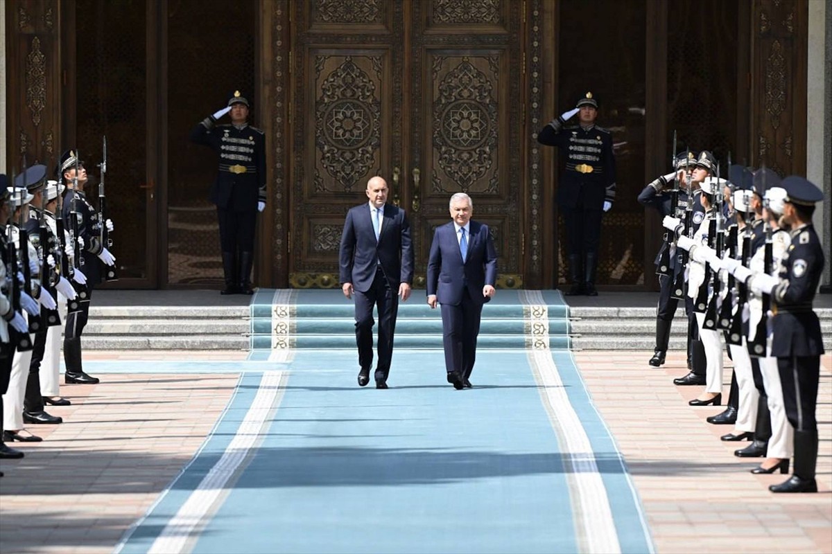 Özbekistan Cumhurbaşkanı Şevket Mirziyoyev (sağda), Taşkent’te düzenlenen Uluslararası Yatırım...