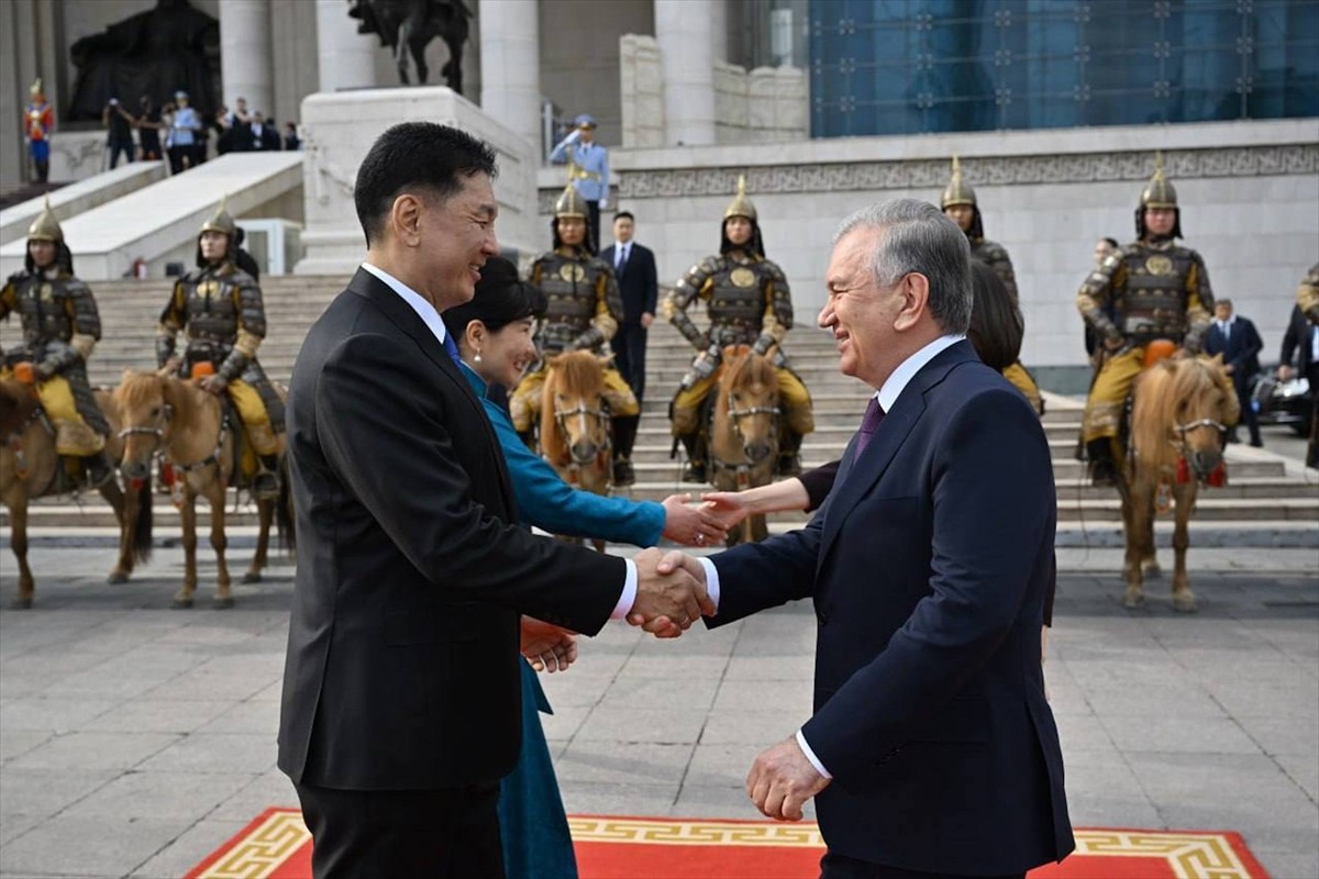 Özbekistan Cumhurbaşkanı Şevket Mirziyoyev (sol2), resmi ziyaret için gittiği Moğolistan’da...