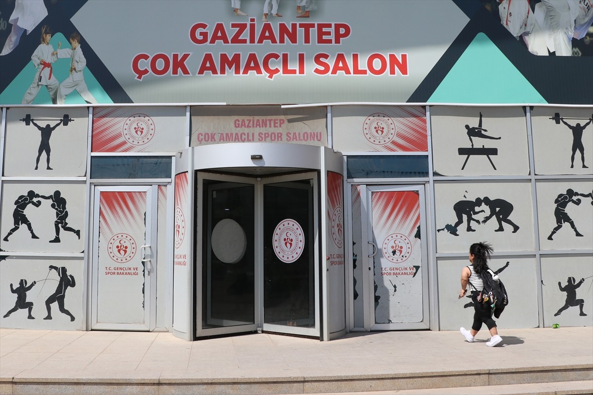 Paralimpik sporcu Esra Nisa Özkılsız, 10 yıl sürdürdüğü ve birçok derece elde ettiği yüzme...