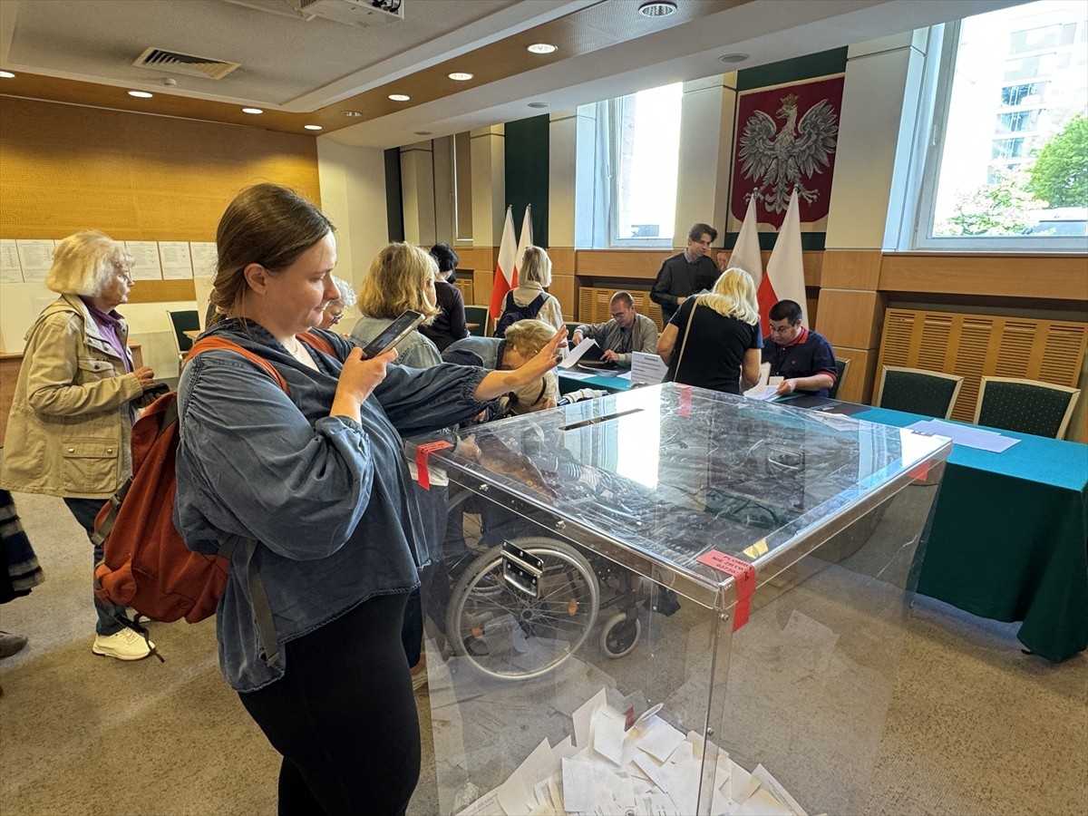 Polonya'nın yeni cumhurbaşkanını belirlemek üzere yapılan seçimin ikinci turunda, yaklaşık 29...