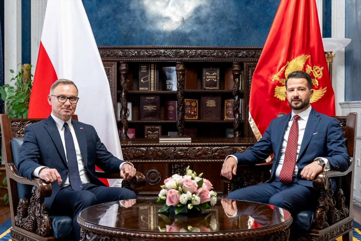 Polonya Cumhurbaşkanı Andrzej Duda (solda), resmi temaslarda bulunmak üzere geldiği Karadağ'ın...