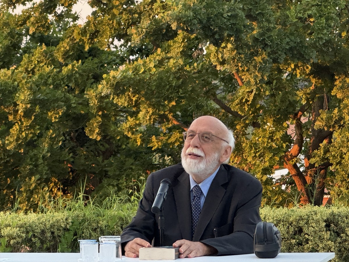 Prof. Dr. Nabi Avcı, Fethi Gemuhluoğlu Dostluk Grubu tarafından düzenlenen "Fethi Gemuhluoğlu...