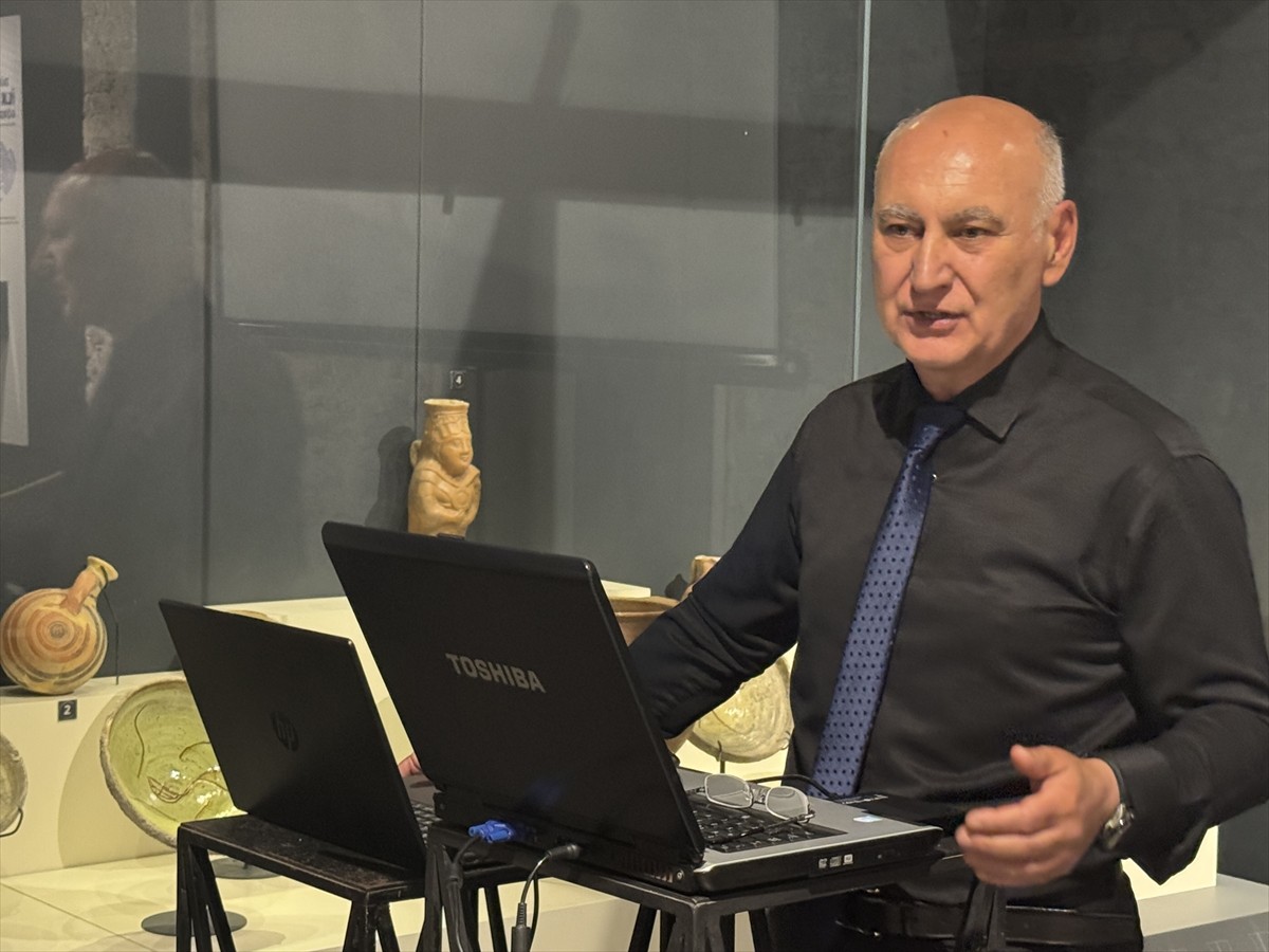 "Şark Bülbülü" unvanıyla tanınan ses sanatçısı Celal Güzelses, İzmir'de düzenlenen müzikli...