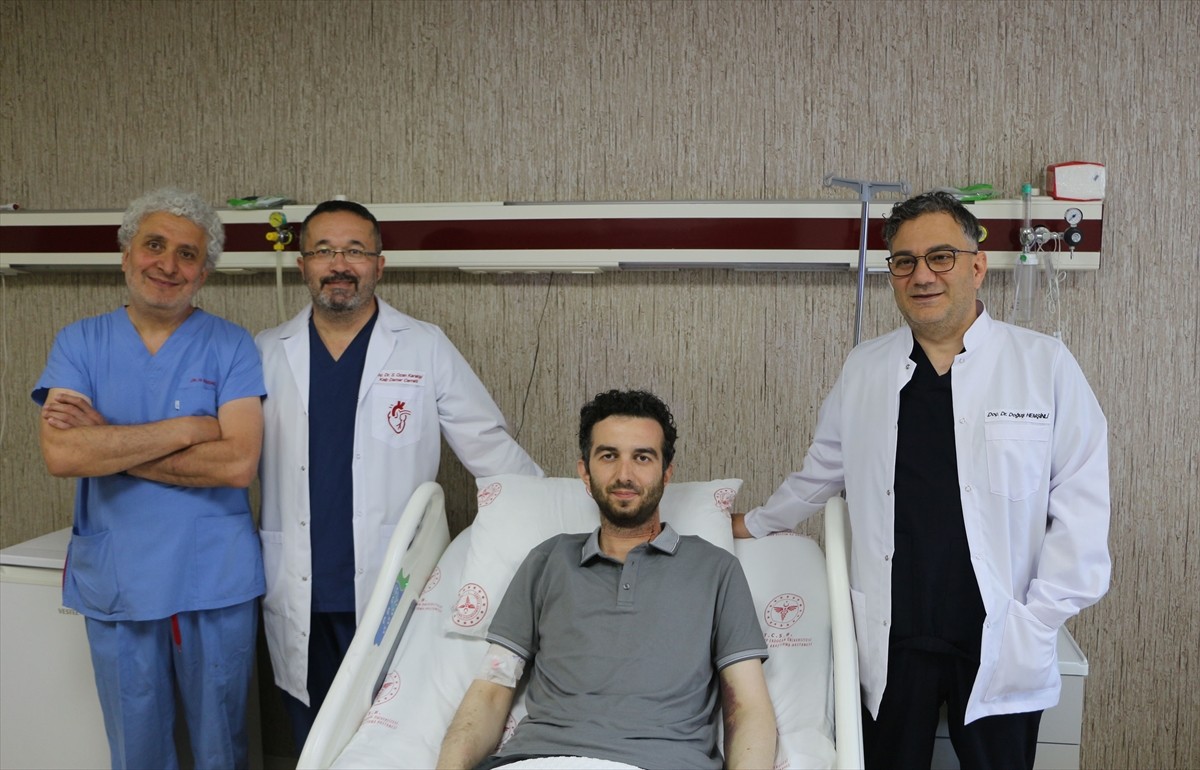Rize'de aort damarında yırtık oluşan 28 yaşındaki Ömer Faruk Karavin, hibrit yöntemiyle 8 saat...