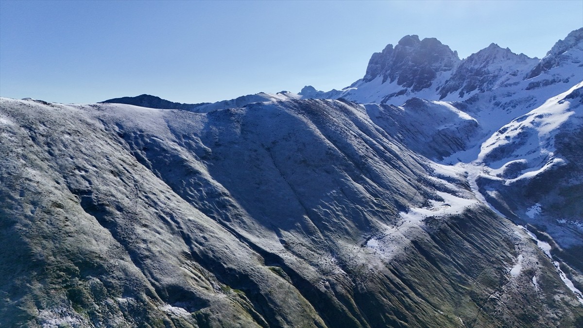 Rize'nin Çamlıhemşin ilçesine bağlı Avusor ve Kavron yaylalarının yüksek kesimleri kar yağışının...