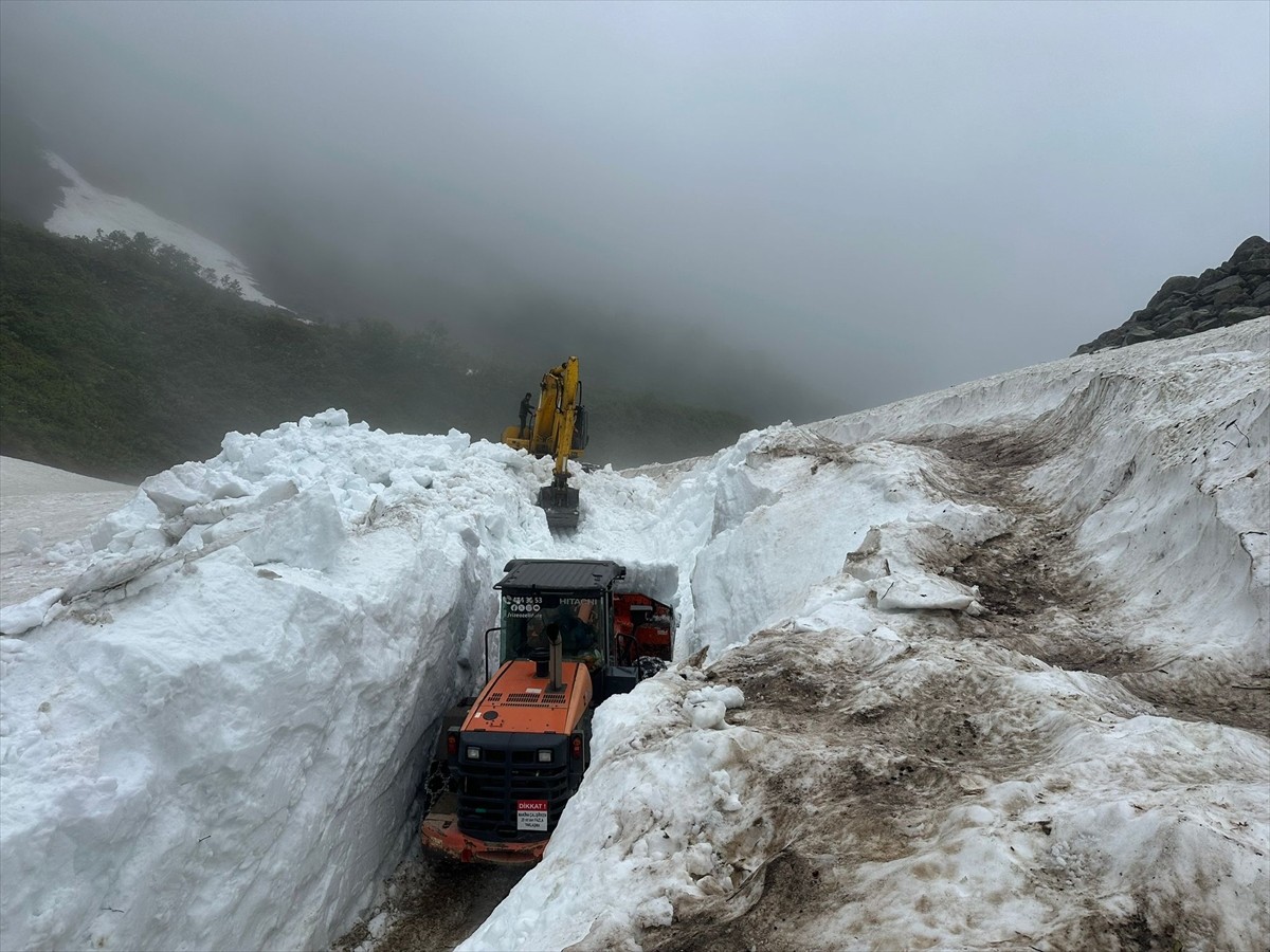 Rize'nin Çamlıhemşin ilçesine bağlı Eğrisu Yaylası'nda karla mücadele çalışması...