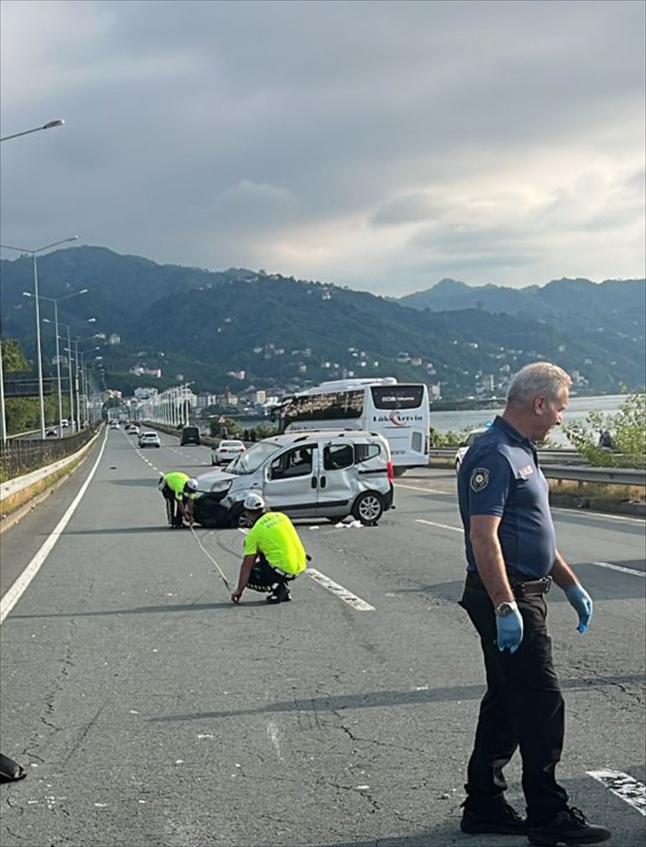 Rize'nin Çayeli ilçesinde hafif ticari aracın refüje çarparak takla attığı trafik kazasında 2 kişi...