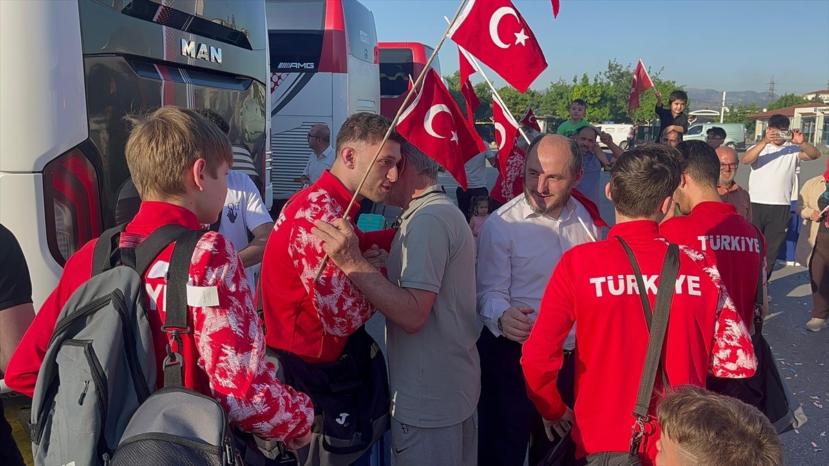 Romanya'da düzenlenen Avrupa Bilek Güreşi Şampiyonası'nda dereceye giren Bursalı 6 sporcu, takım...