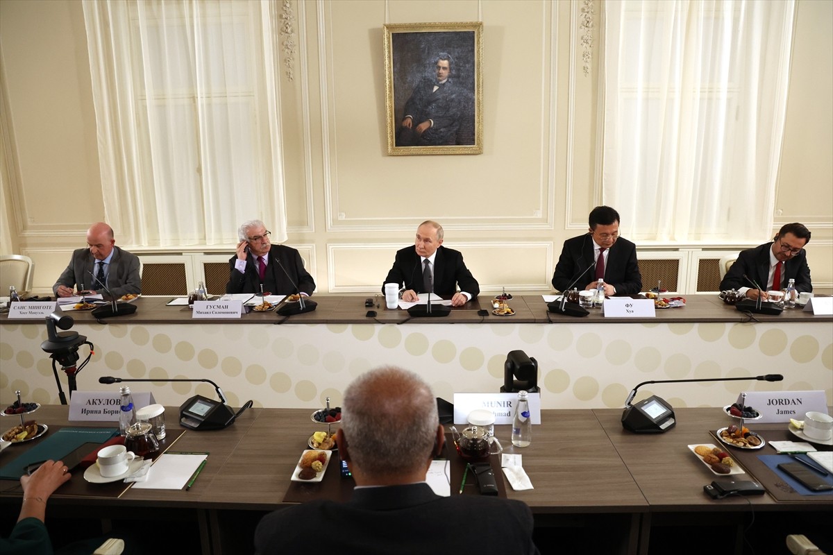 Rusya Devlet Başkanı Vladimir Putin (ortada), St. Petersburg Uluslararası Ekonomik Forumu (SPIEF)...