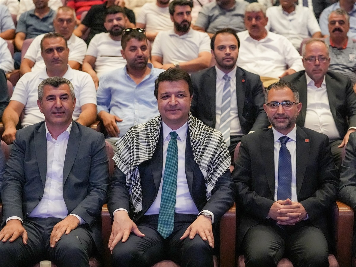 Saadet Partisi Genel Başkanı Mahmut Arıkan (ortada) , partisinin Selahaddin Eyyubi Camisi İhsan...