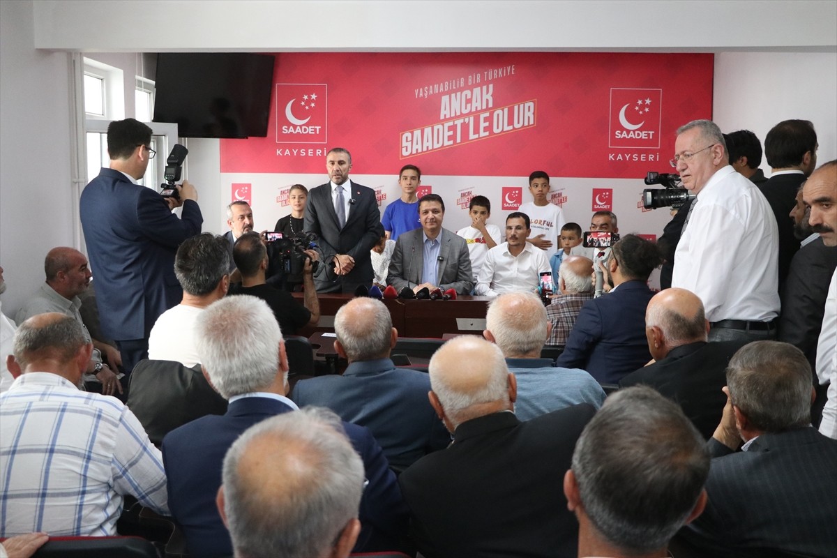 Saadet Partisi Genel Başkanı Mahmut Arıkan, Saadet Partisi Kayseri İl Başkanlığı binasında...