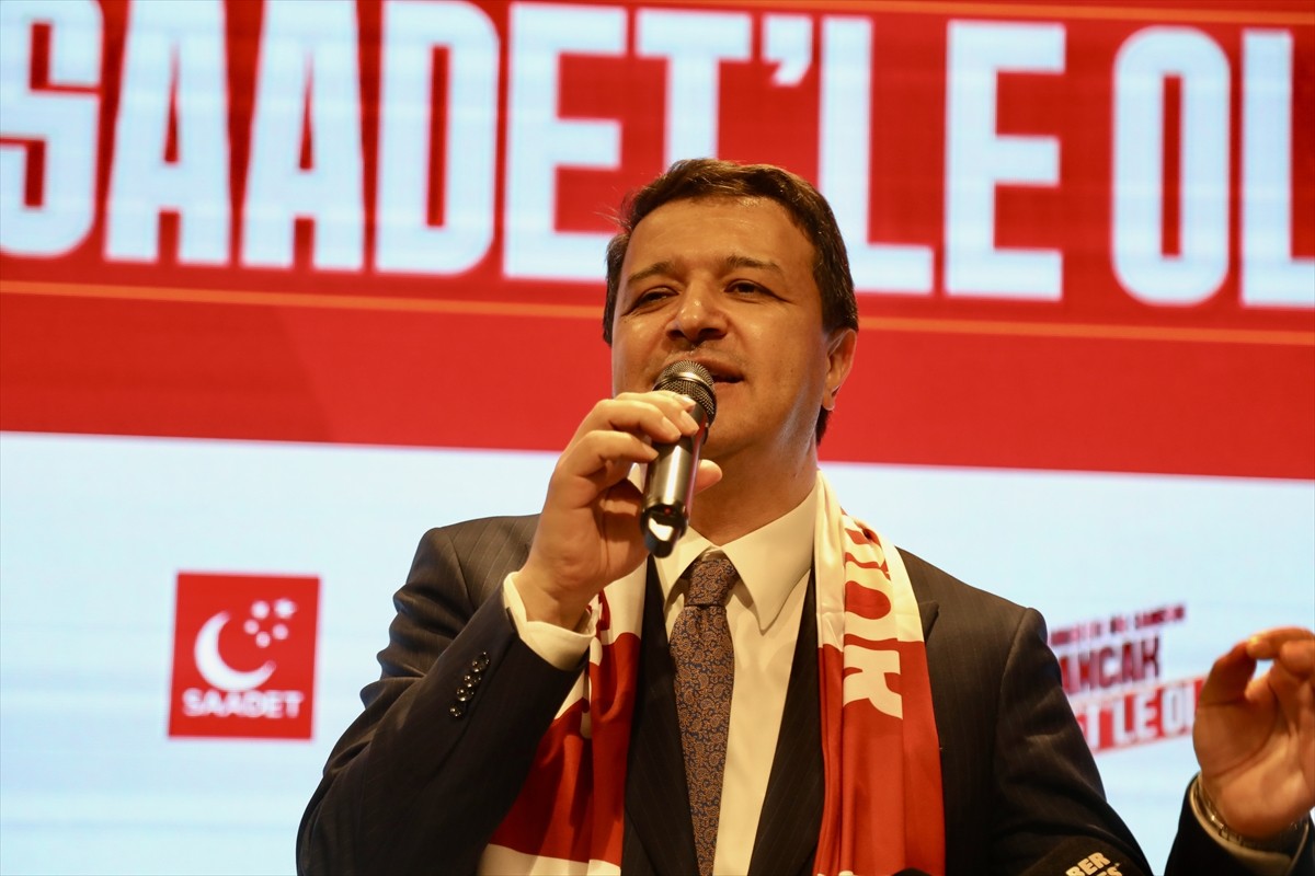 Saadet Partisi Genel Başkanı Mahmut Arıkan (sağ 4), partisinin Samsun Büyükşehir Belediyesi Ömer...