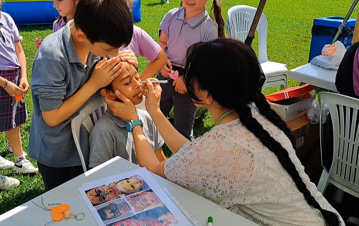 Sakarya'da festivale katılan öğrenciler, eski oyuncaklarını onararak çevrenin önemi konusunda...