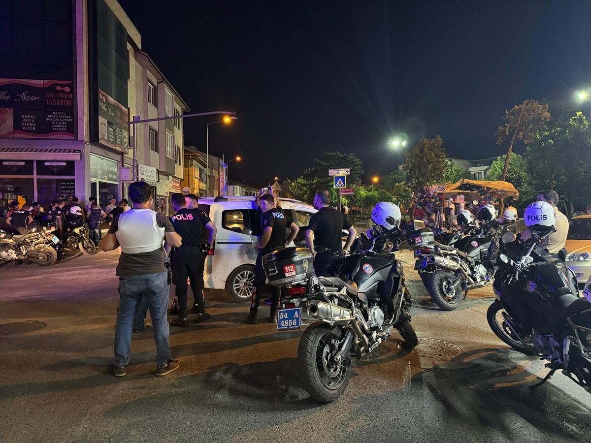 Sakarya'nın Adapazarı ilçesinde çok sayıda suç kaydı bulunan, takip edildiği polislere ateş açarak...