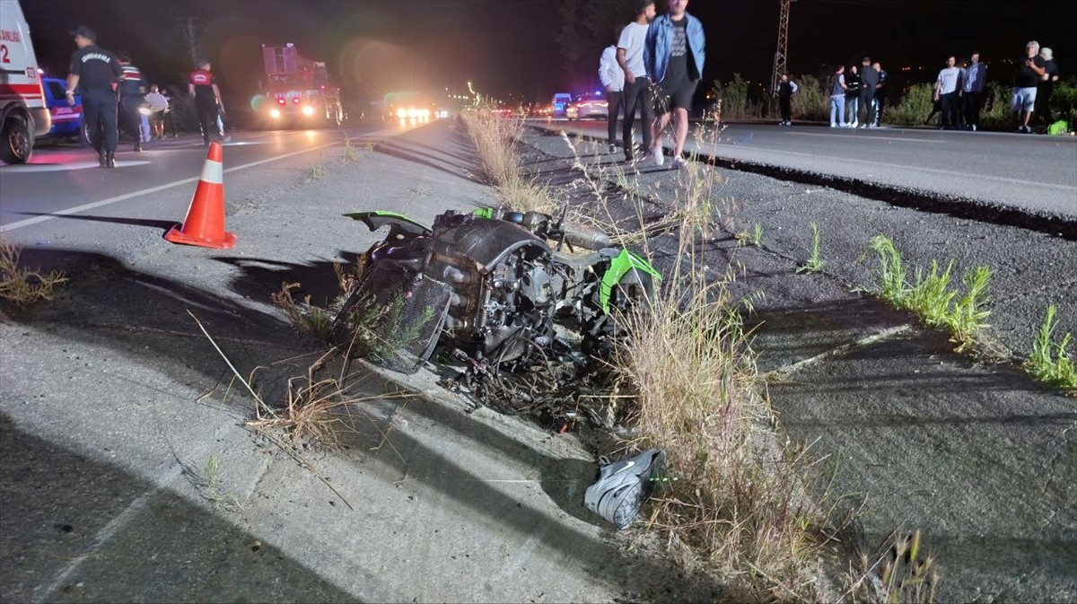 Sakarya'nın Karasu ilçesinde iki motosiklet ve bir otomobilin karıştığı kazada 1 kişi öldü, 3 kişi...