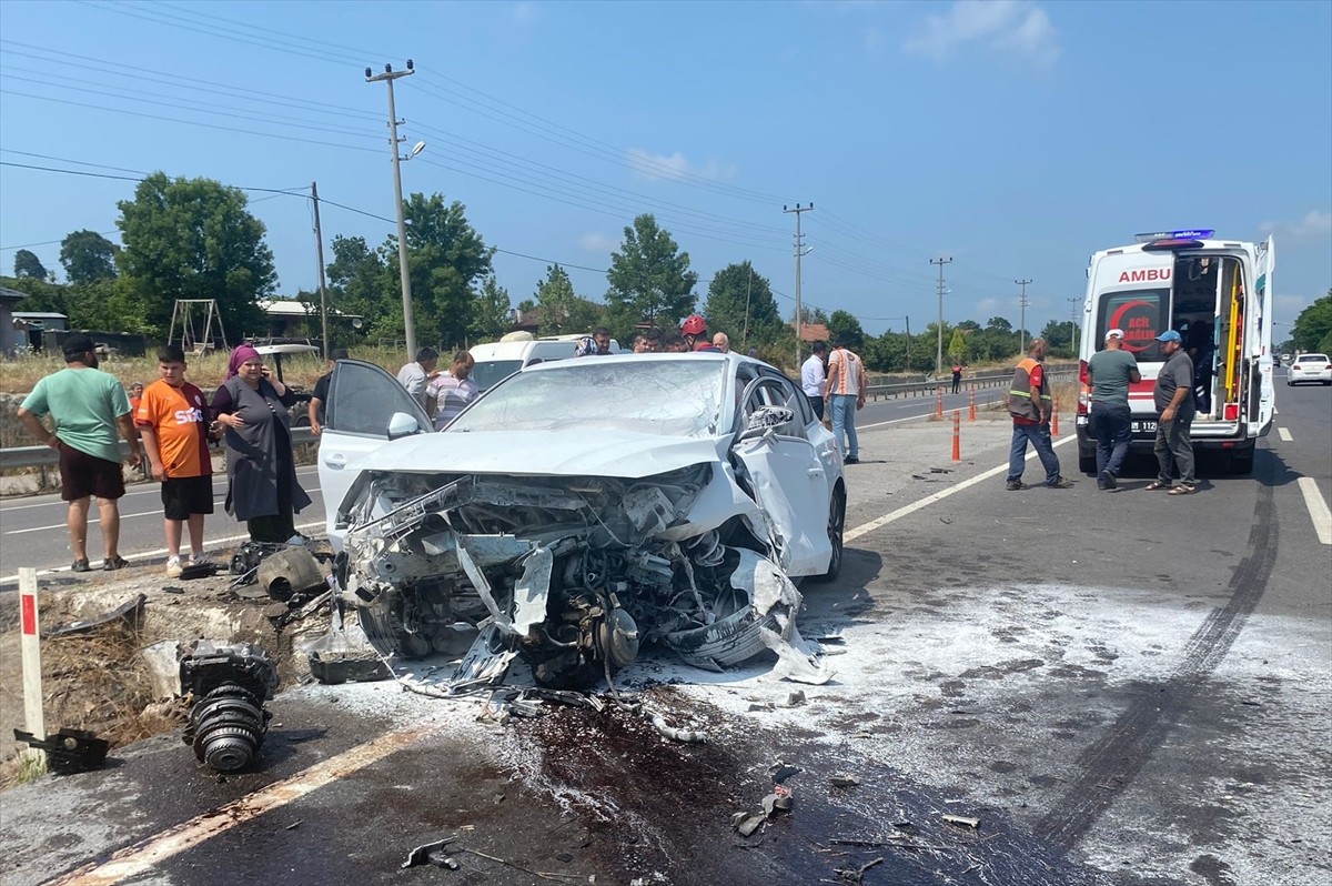 Sakarya'nın Karasu ilçesinde kaza yaptıktan sonra yanmaya başlayan otomobildeki çift...