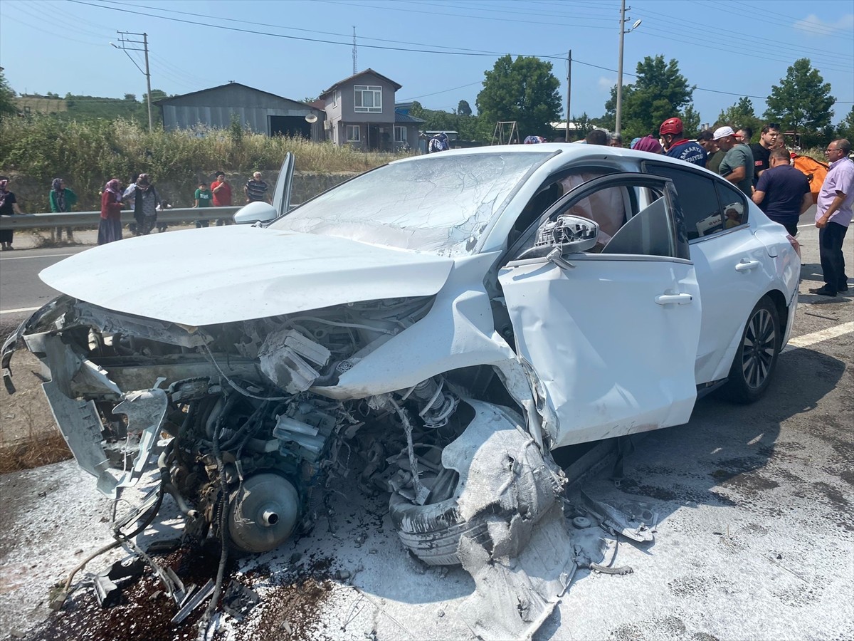 Sakarya'nın Karasu ilçesinde kaza yaptıktan sonra yanmaya başlayan otomobildeki çift...
