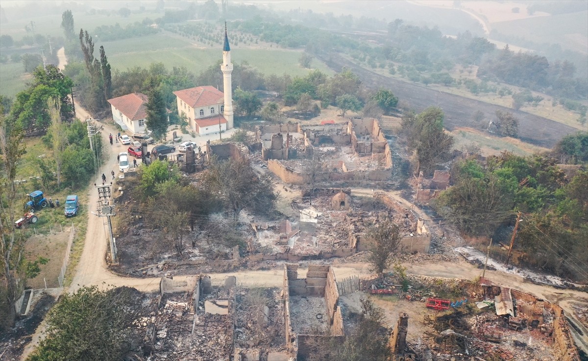 Sakarya'nın Taraklı ilçesindeki ormanlık alanda çıkan ve Bilecik tarafına sıçrayan yangın, dünden...