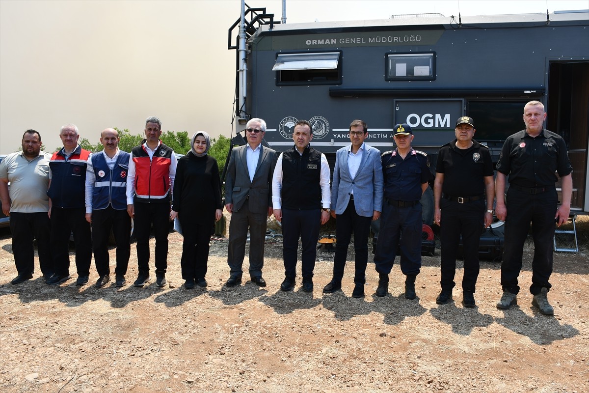 Sakarya'nın Taraklı ilçesindeki ormanlık alanda çıkan ve Bilecik tarafına sıçrayan yangını kontrol...